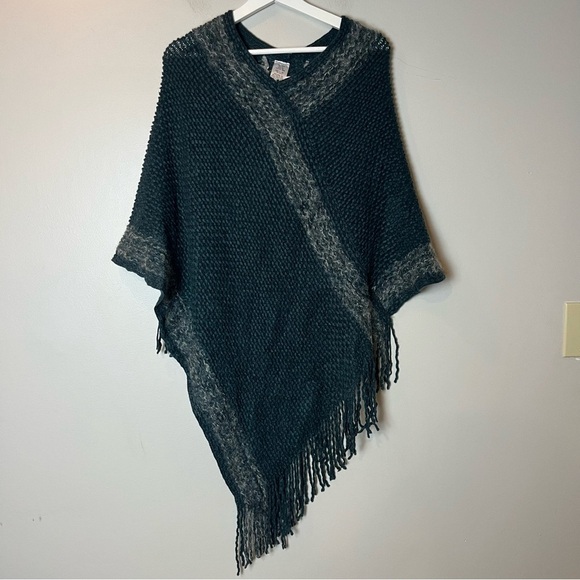 NWT Unbranded Knit Fringe Poncho Wool Mohair One Size - Picture 1 of 5